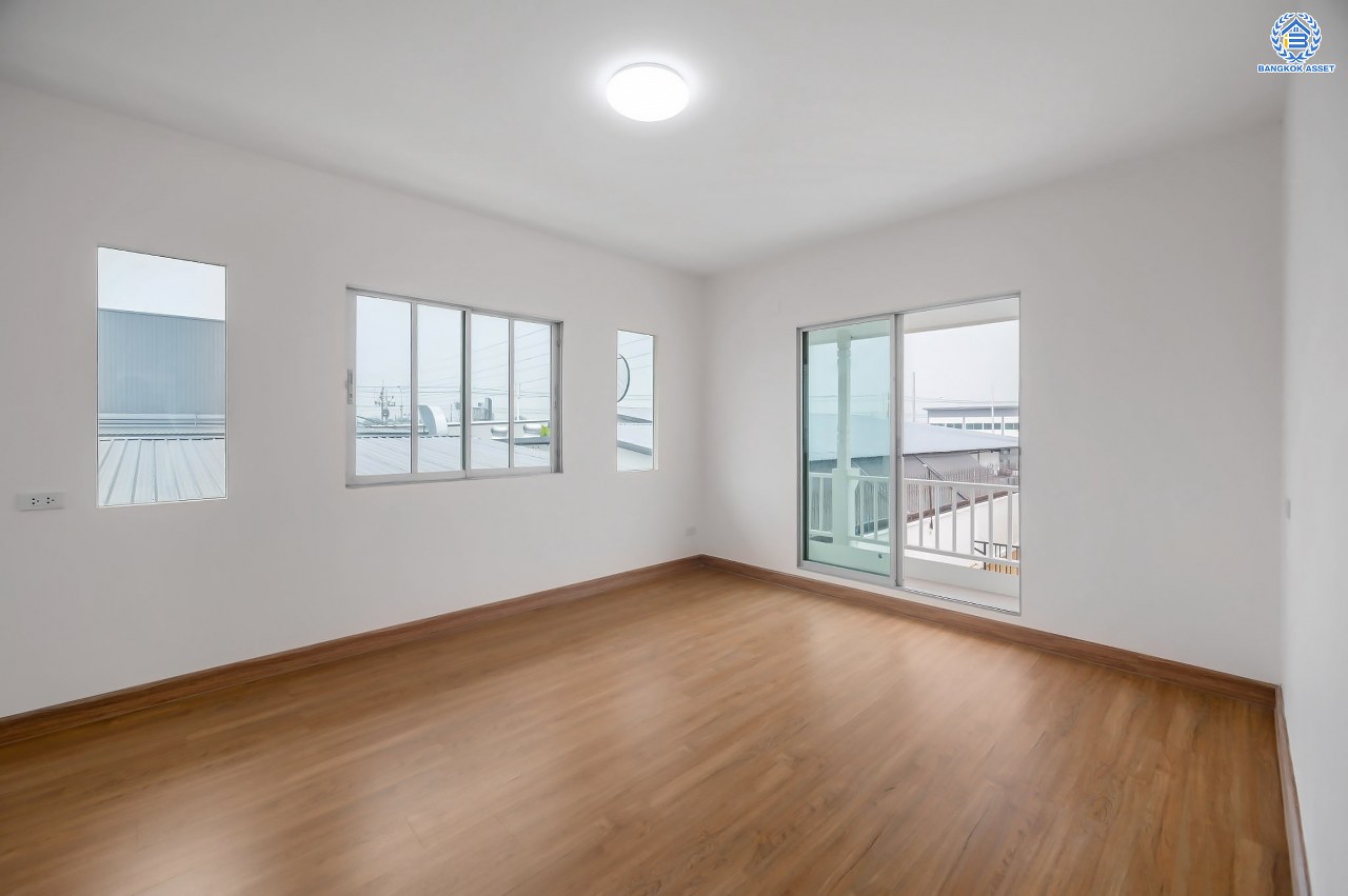 บ้านมือสองตกแต่งใหม่ โครงการ พฤกษ์ลดา พุทธสาคร หลังมุม จากแบรนด์ LH บนเนื้อที่ 54.5 ตร.ว. พื้นที่ใช้สอย 153.89 ตร.ม. ฟังก์ชัน 3 ห้องนอน 2 ห้องน้ำ จอดรถได้ 2 คัน เชื่อมต่อถนนเพชรเกษม, ถนนพุทธมณฑลสาย4, ถนนบรมราชชนนี ใกล้รถไฟฟ้าสายสีน้ำเงิน "สถานีหลักสอง" และ The Mall บางแค